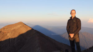 Is Mount Agung open for hiking